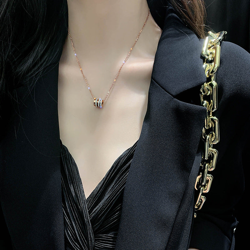 Collana Minimalista Geometrica a Clavicola in Acciaio al Titanio Placcato per Donna e Uomo