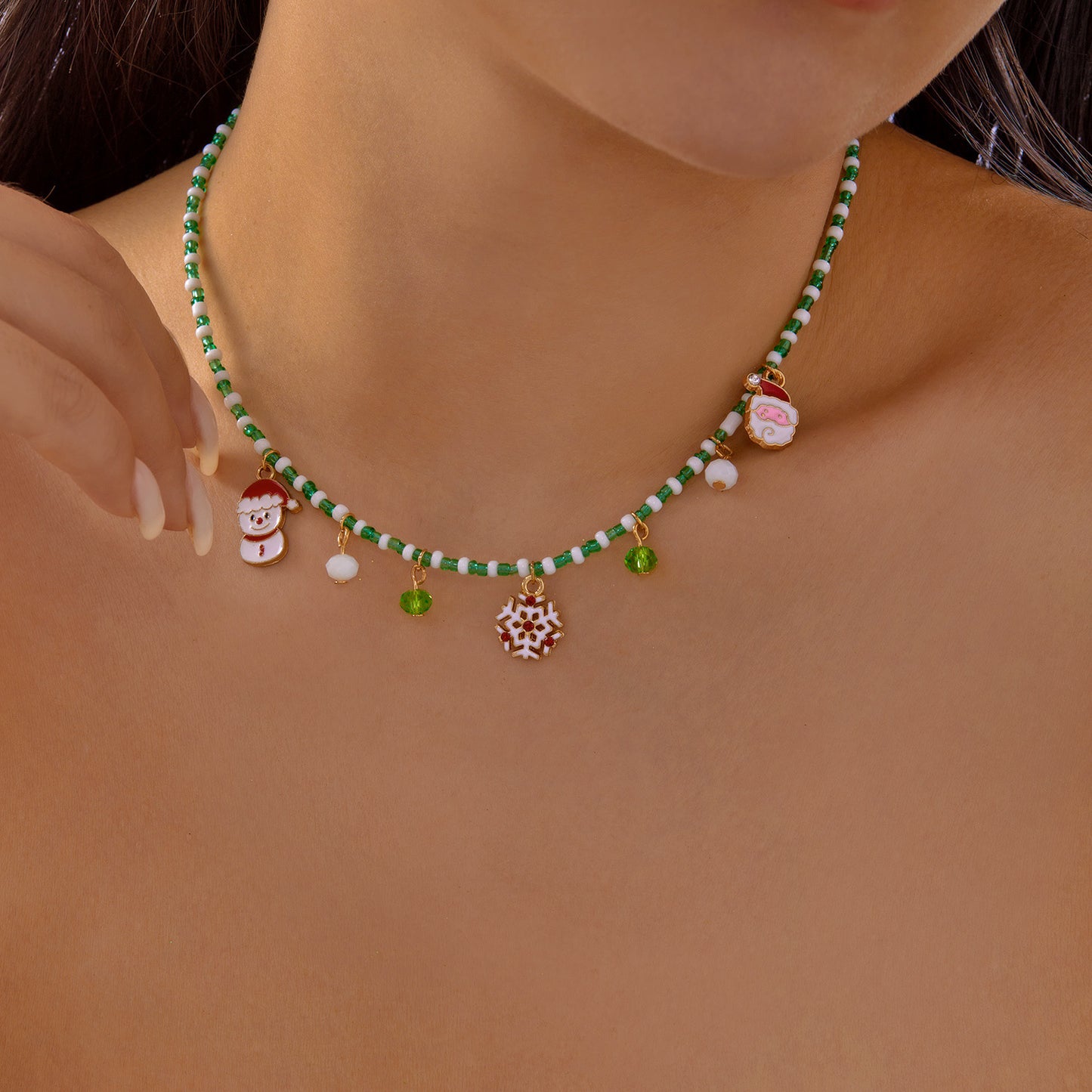 Collana in lega a tema natalizio con ciondolo a forma di Babbo Natale, campanella, casa innevata e fiocco di neve in stile festivo