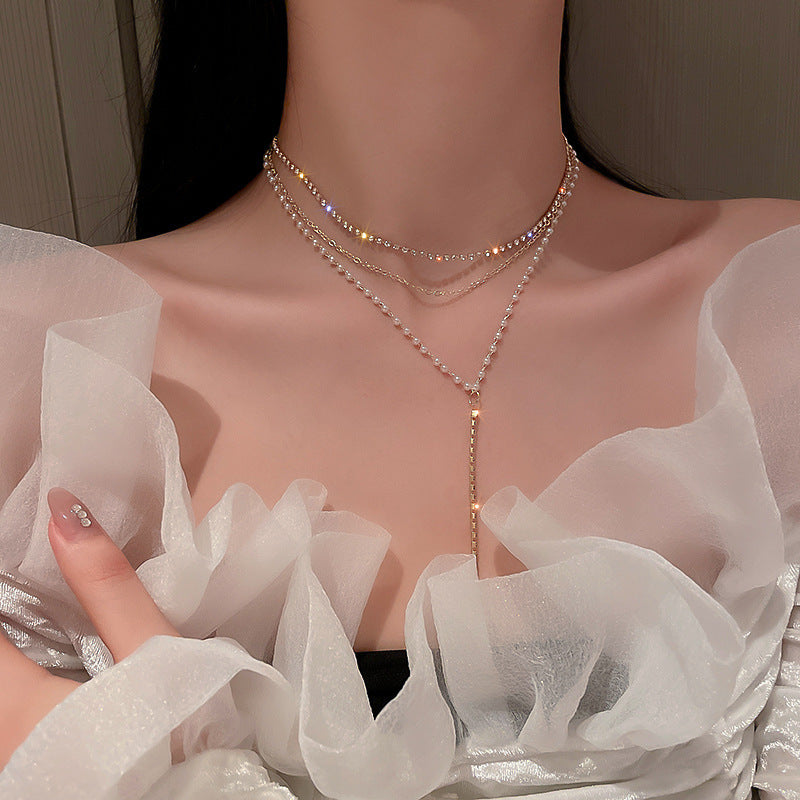 Elegant Floral Abalone-Inspired Pendant Necklace for Women in Alloy with Plated Finish, Delicate Clavicle Chain for Everyday Wear