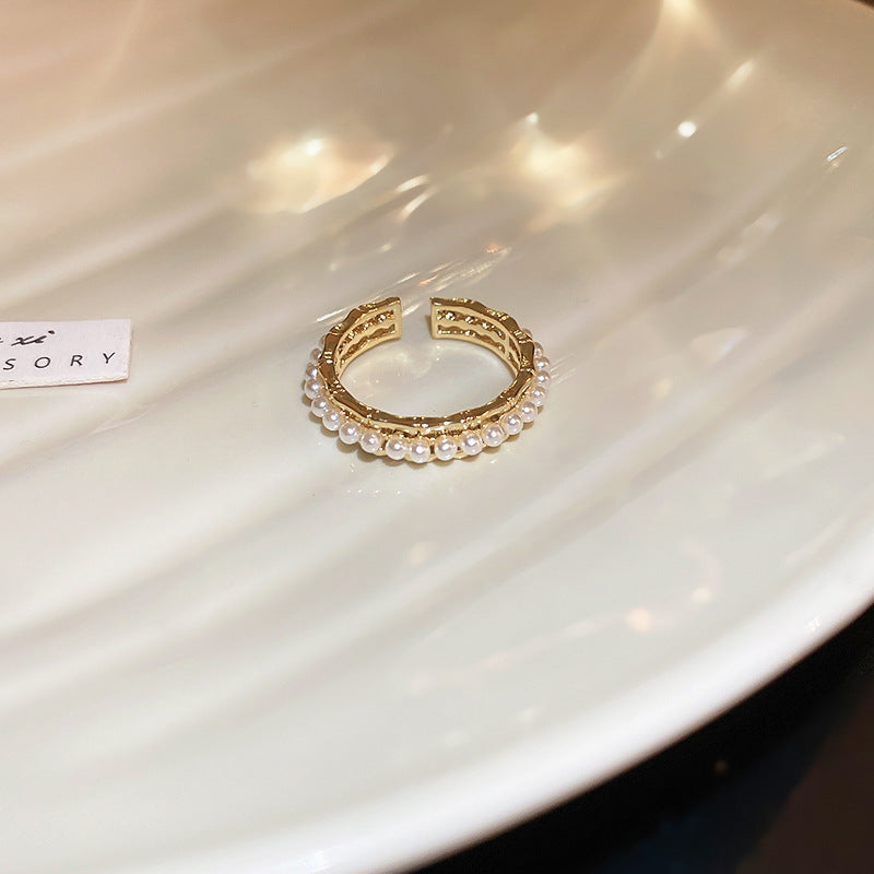 Anillo de círculo abierto geométrico vintage en cobre con acabado esmaltado e incrustación de circonita