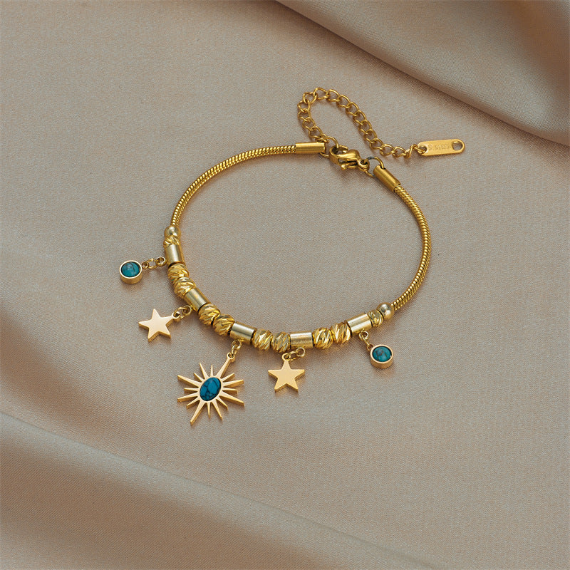 Bracciale alla Moda con Pendente Ovale Turchese Geometrico a Sole e Stella in Acciaio al Titanio con Finitura Placcata per Donna