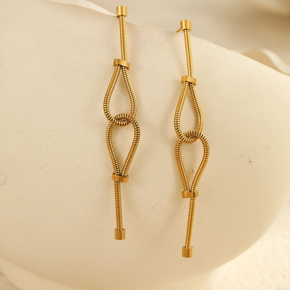 Conjunto de collar, pendientes y pulsera minimalista de acero de titanio con diseño geométrico y estilo francés, con acabado chapado