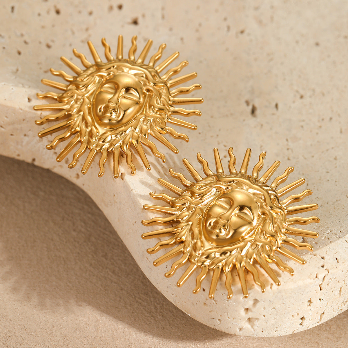 Pendientes de tuerca geométricos vintage Diosa del Sol en acero inoxidable con baño de oro para mujer