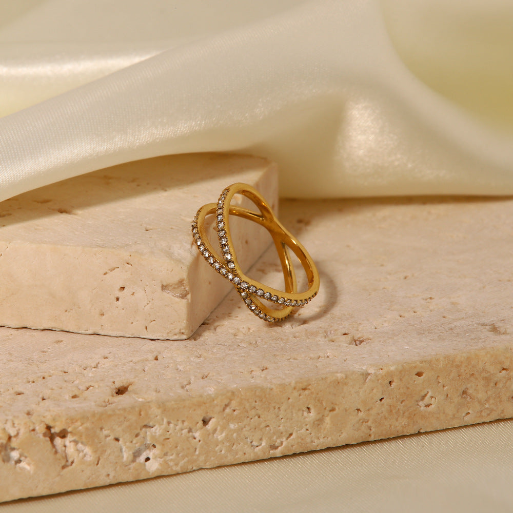 Anello da donna in acciaio inossidabile a forma di croce geometrica minimalista con intarsio di strass, fascia impilabile alla moda, finitura placcata resistente all'ossidazione