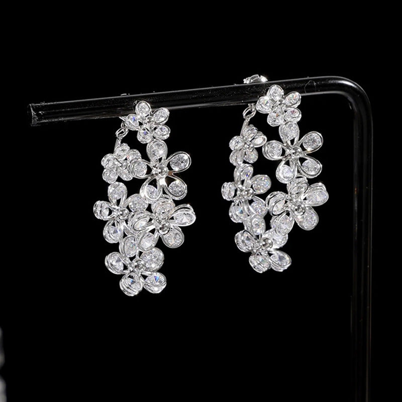 Orecchini a perno da donna in rame con zirconi, dal design floreale leggermente lussuoso, con perni in acciaio inossidabile