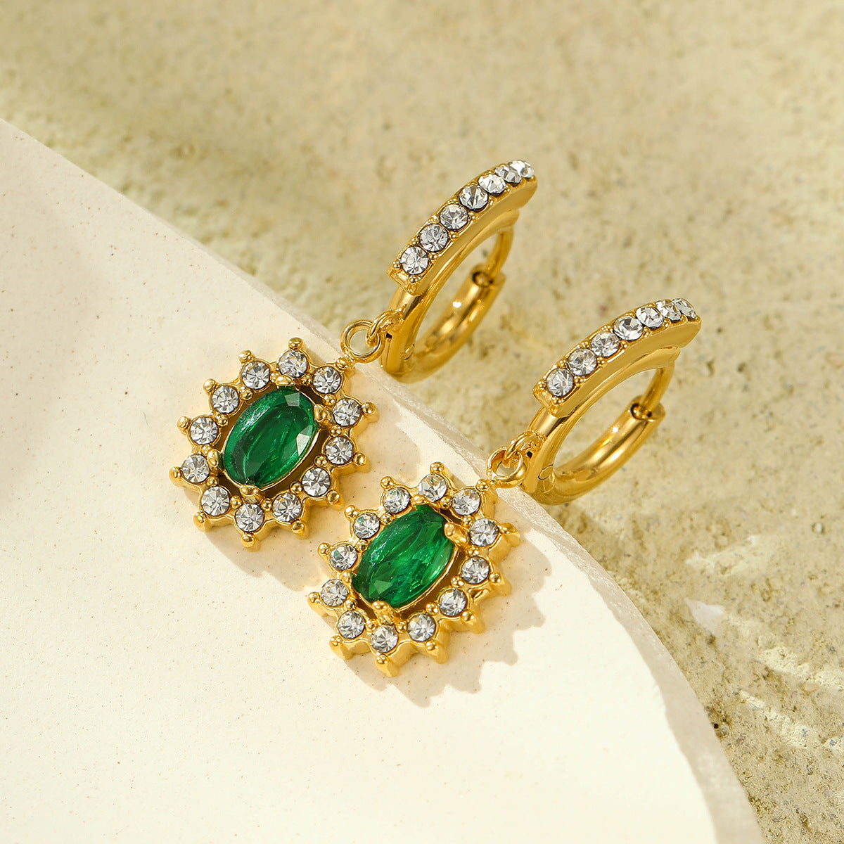 Aretes colgantes de acero inoxidable chapado en oro de 18 quilates con diseño minimalista en forma de girasol, incrustaciones de circonia y acento de esmeralda
