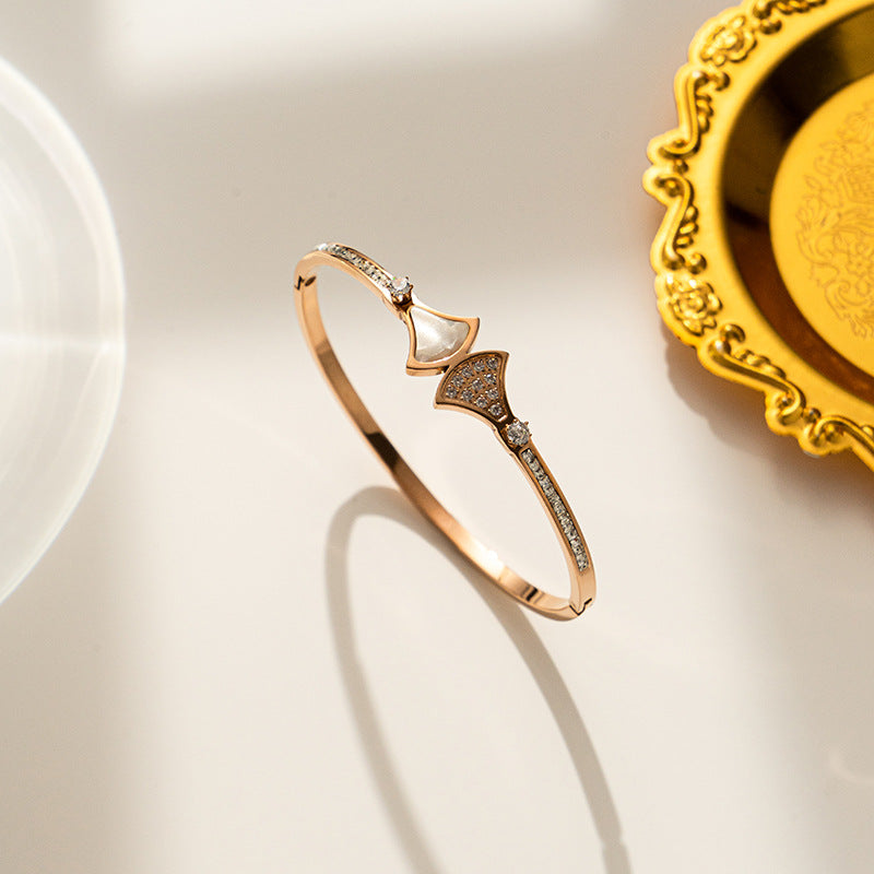 Pulsera minimalista de concha redonda de acero de titanio con acabado chapado al vacío para mujer