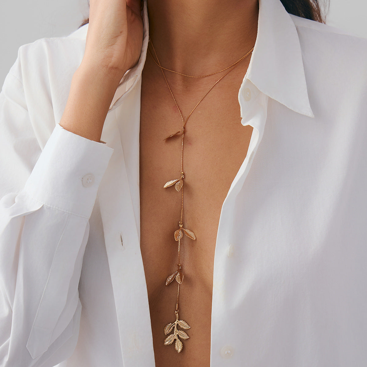 Collana da donna a Y lunga minimalista con nappa e pendente a foglia, in metallo galvanizzato, a catena per clavicola