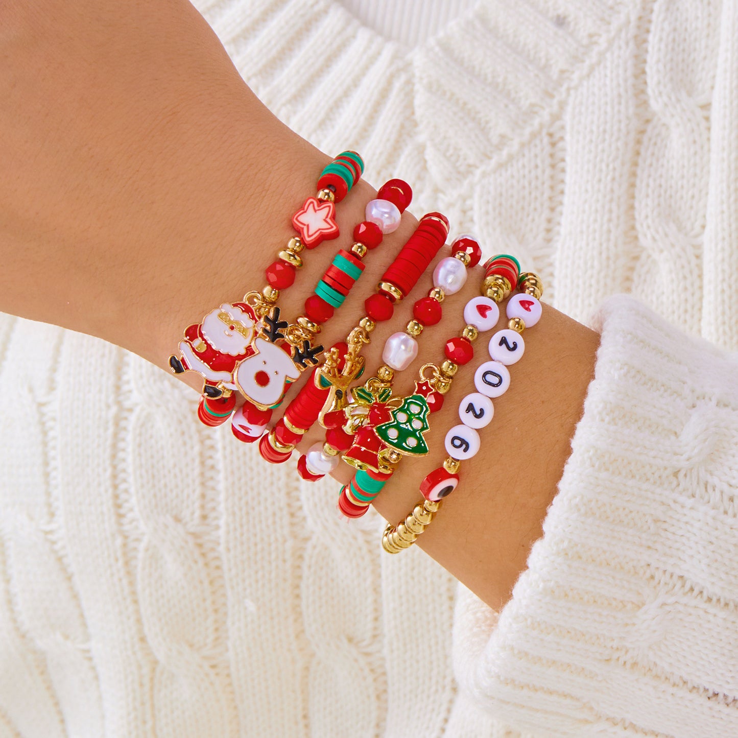 Set di braccialetti con perline di lettere e numeri in lega placcata con elementi a forma di fiocco di neve, renna, campanella e Babbo Natale