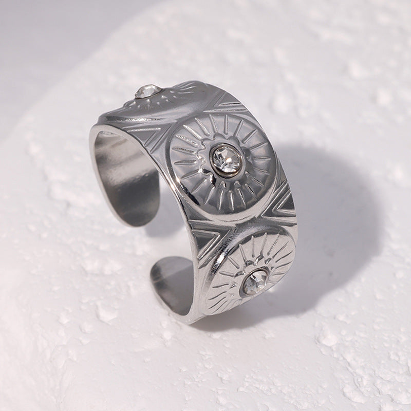 Anello geometrico minimalista da donna in acciaio inossidabile placcato oro 18 carati con dettaglio occhio di Allah in strass