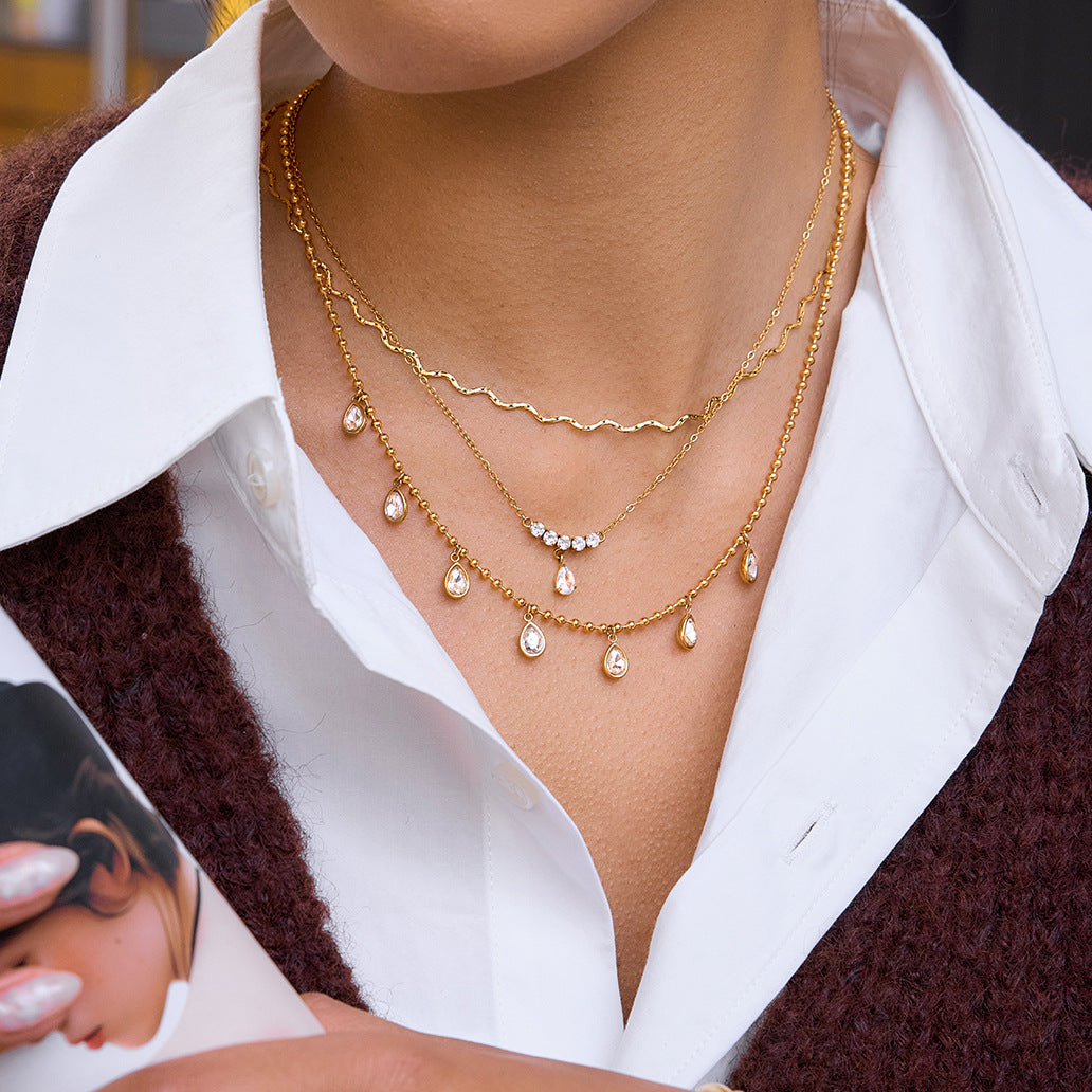Collar con Colgante de Ola Geométrica Minimalista para Mujer en Acero de Titanio con Chapado en Oro PVD y Cadena de Acero Inoxidable