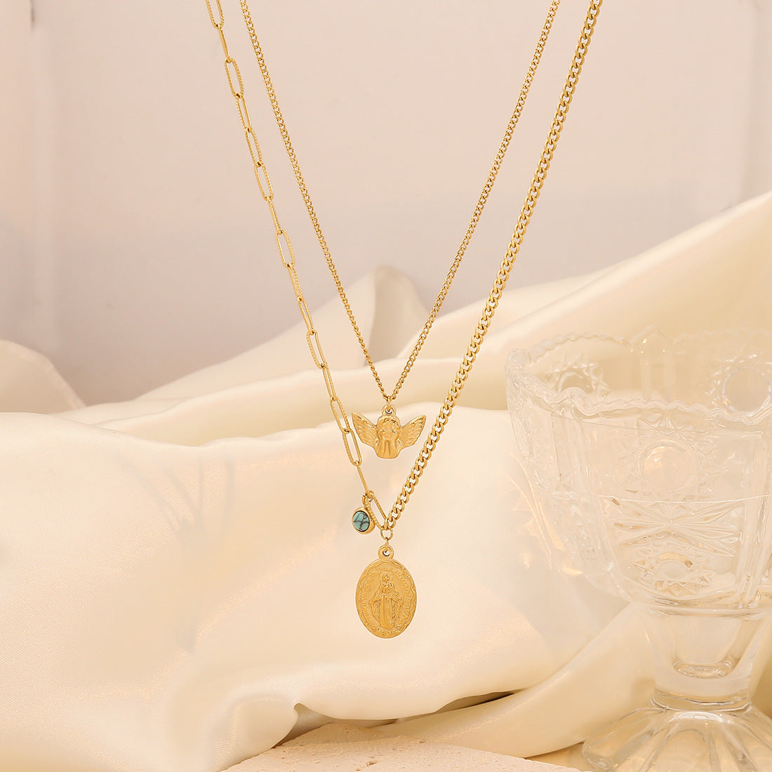 Collana con Doppia Nappa Stile OL Alla Moda con Ciondolo a Croce in Acciaio Inossidabile e Dettagli in Perle