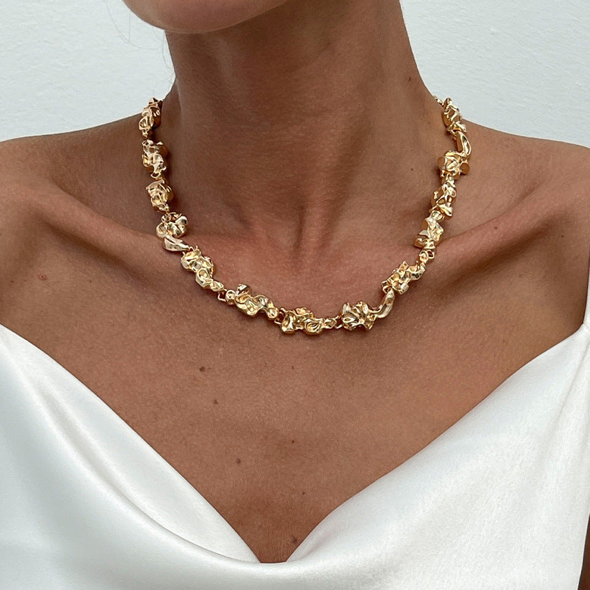 Collana con ciondolo geometrico a forma di lava irregolare, punk minimalista, in lega, con texture metallica galvanizzata per donna