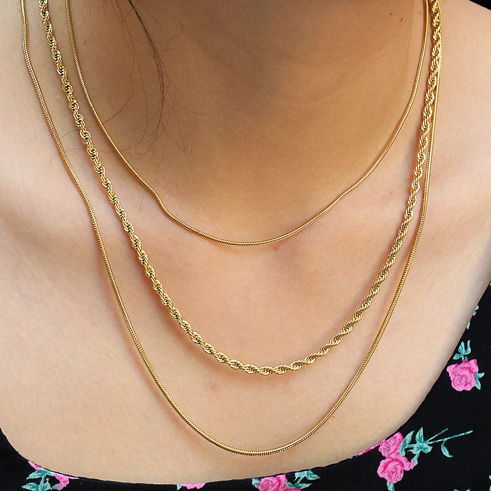 Collana da donna a triplo strato con catena snake in acciaio inossidabile geometrica e minimalista, placcata in acciaio al titanio