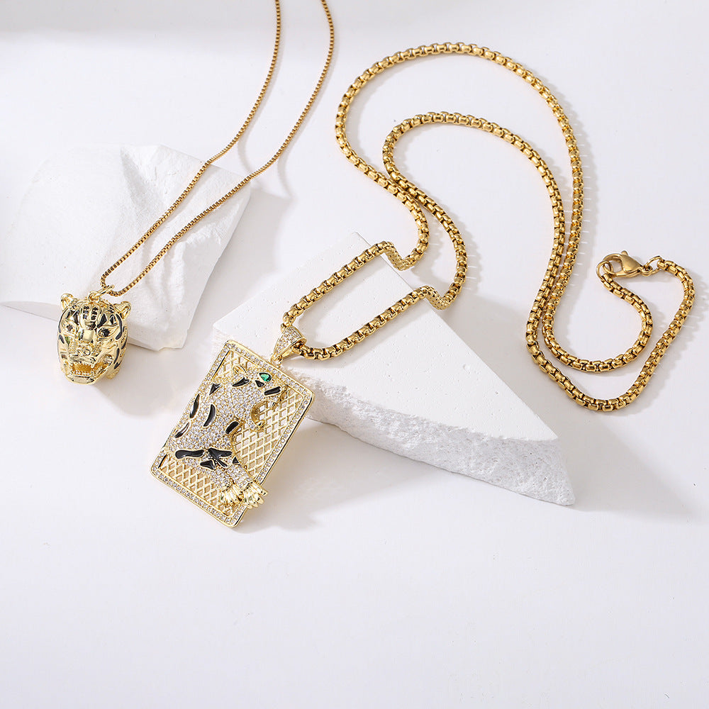 Collana con ciondolo a leopardo geometrico in rame placcato oro 18 carati e intarsio di zirconi da donna
