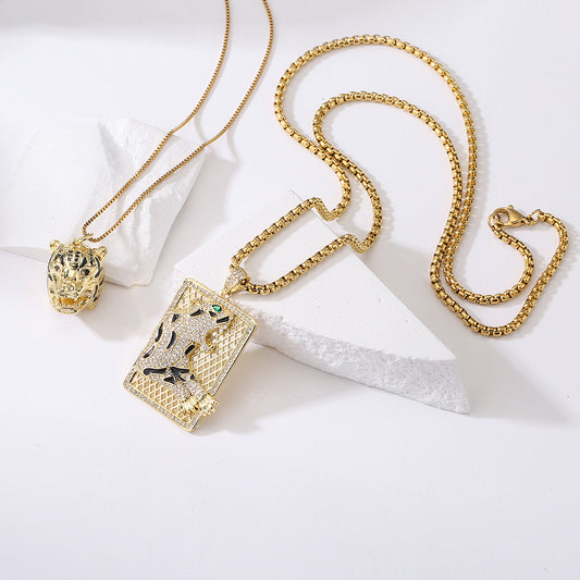 Collana con ciondolo a leopardo geometrico in rame placcato oro 18 carati e intarsio di zirconi da donna
