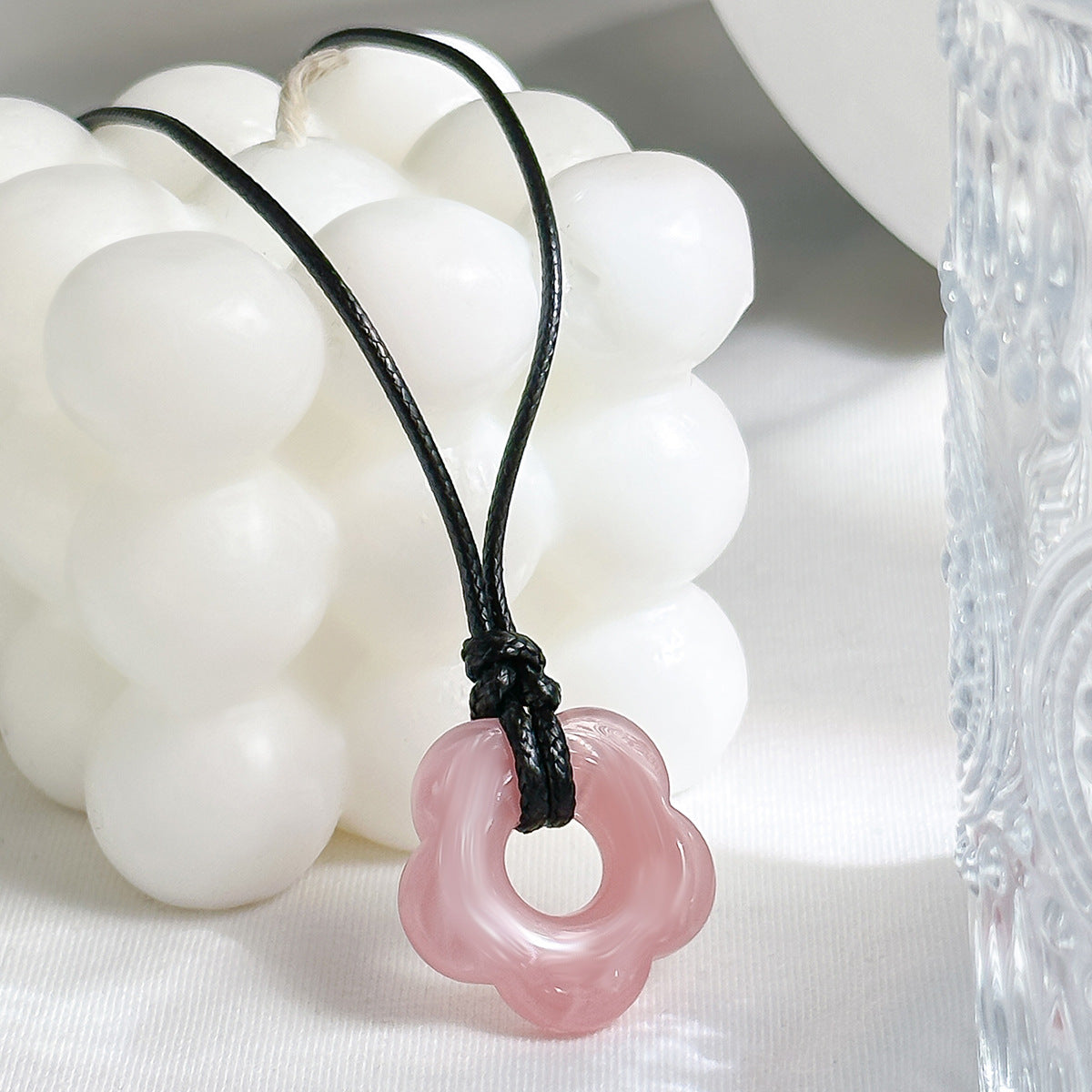 Collana con Pendente Floreale Rustico da Donna con Design Acrilico Intagliato su Cordino di Cotone Cerato