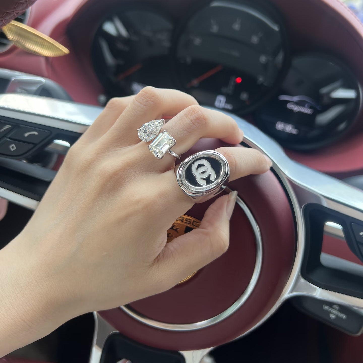 Anello da donna in ottone placcato oro con smalto a forma di lettera ovale di lusso