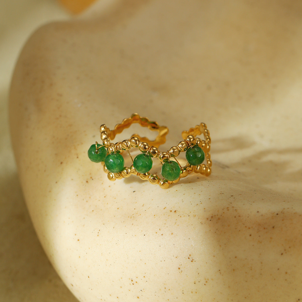 Anillo minimalista de acero de titanio geométrico para mujer con acabado chapado y cuentas de piedra natural