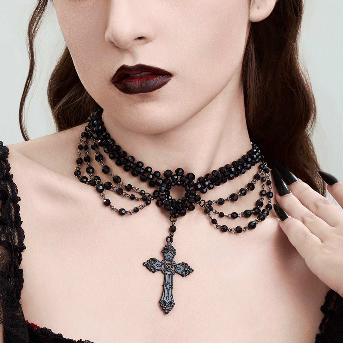 Collana Girocollo Gotica Nera Multistrato con Nappe per Donna, con Ciondolo a Croce e Design Geometrico Perlato in Lega