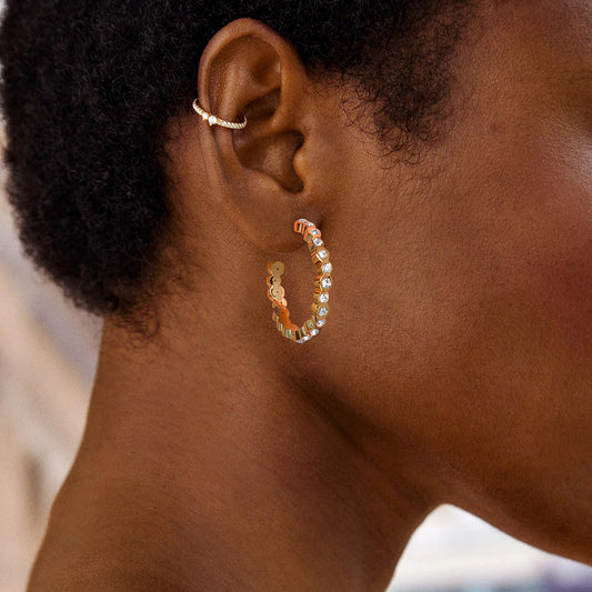 Pendientes de Aro Minimalistas de Acero Inoxidable Tono Frío con Baño de Oro de 18K y Detalle de Circonita Blanca