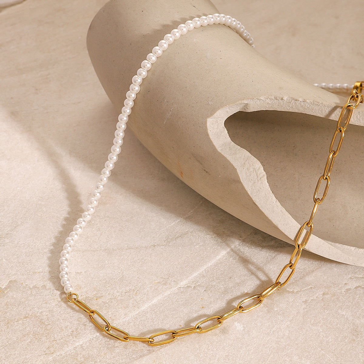 Collar con colgante de línea geométrica minimalista de acero inoxidable con acabado chapado para mujer