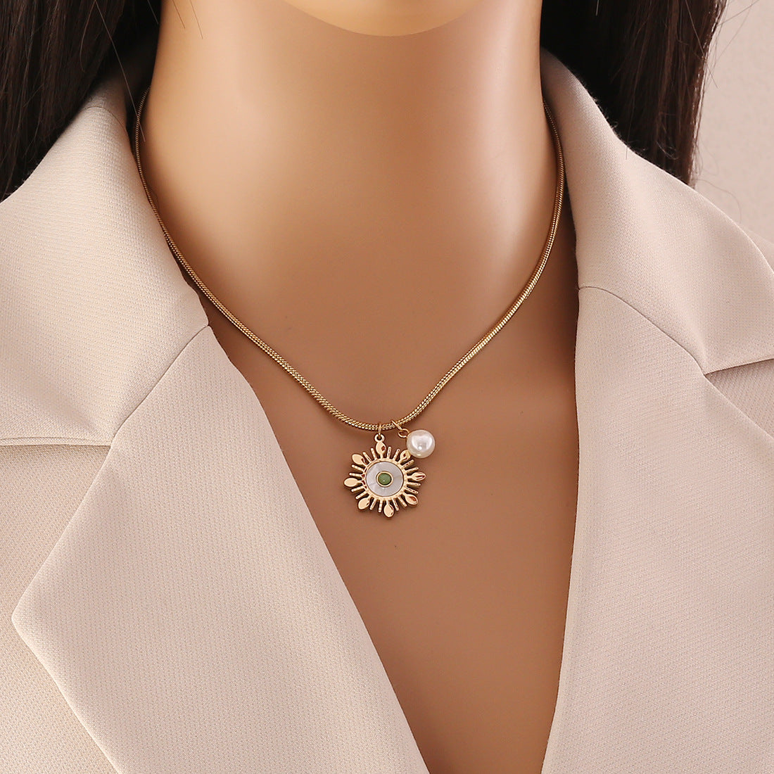 Fashionable Heart-Shaped Stainless Steel Necklace with Pearl Flower Pendant and Plated Finish for Women