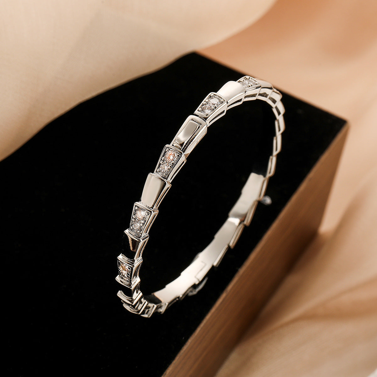 Bracciale Minimalista da Donna in Rame a Forma Irregolare con Placcatura Oro e Intarsio di Zirconi