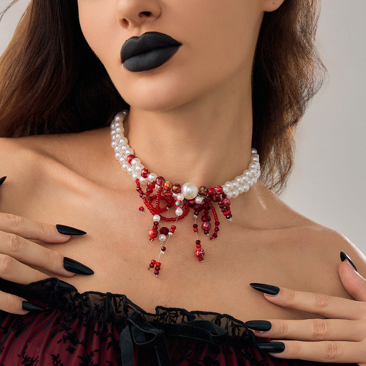 Collana girocollo gotica vintage scura da donna con ciondolo a croce e charm in lega a goccia, catena di perle finte elettroplaccate