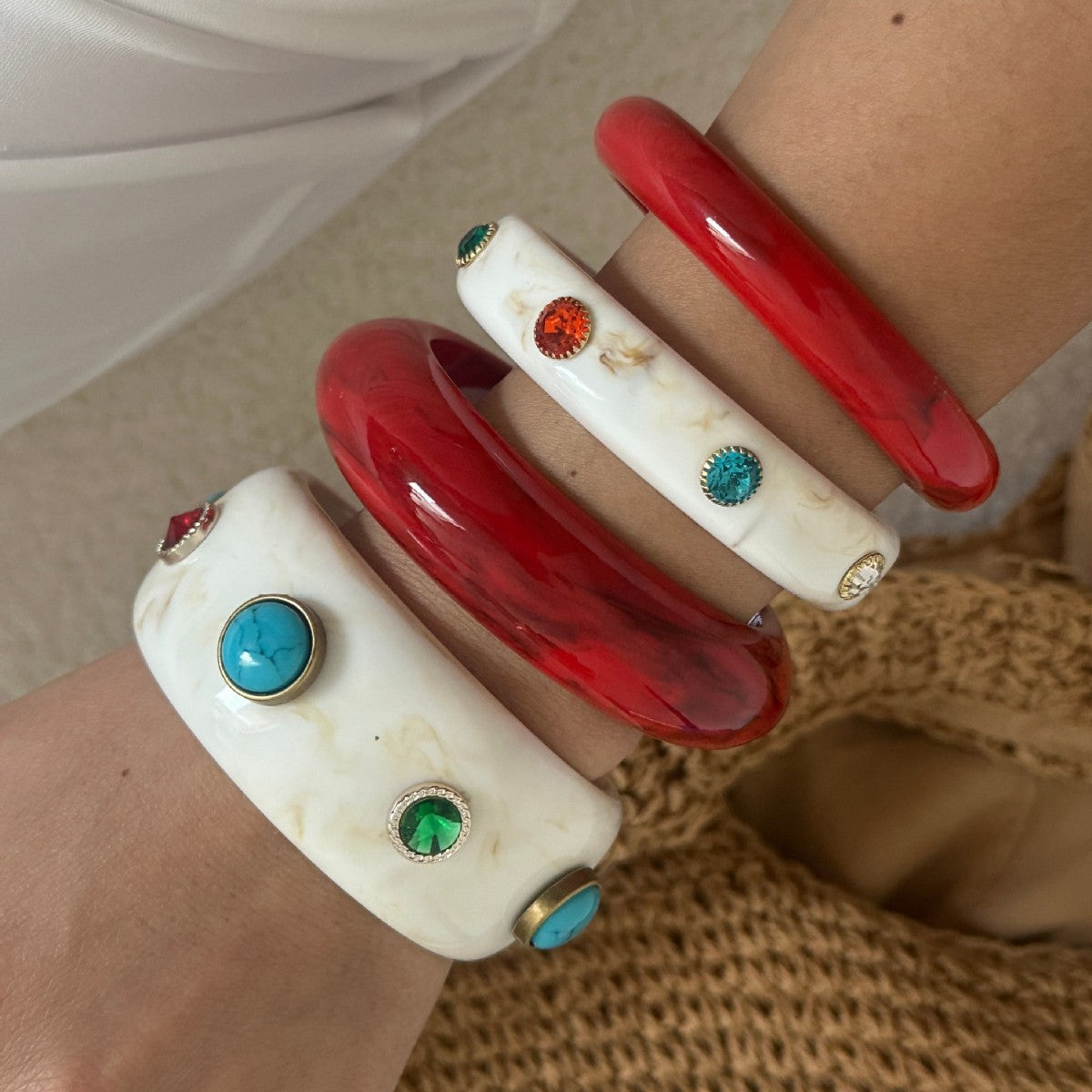 Bracciale da donna in resina placcata con intarsio geometrico di strass