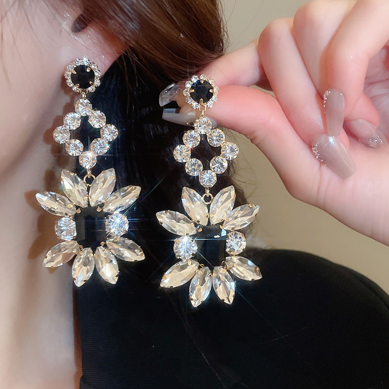 Orecchini a perno di lusso con lega geometrica irregolare e intarsio di strass, placcati argento, alla moda e versatili da donna
