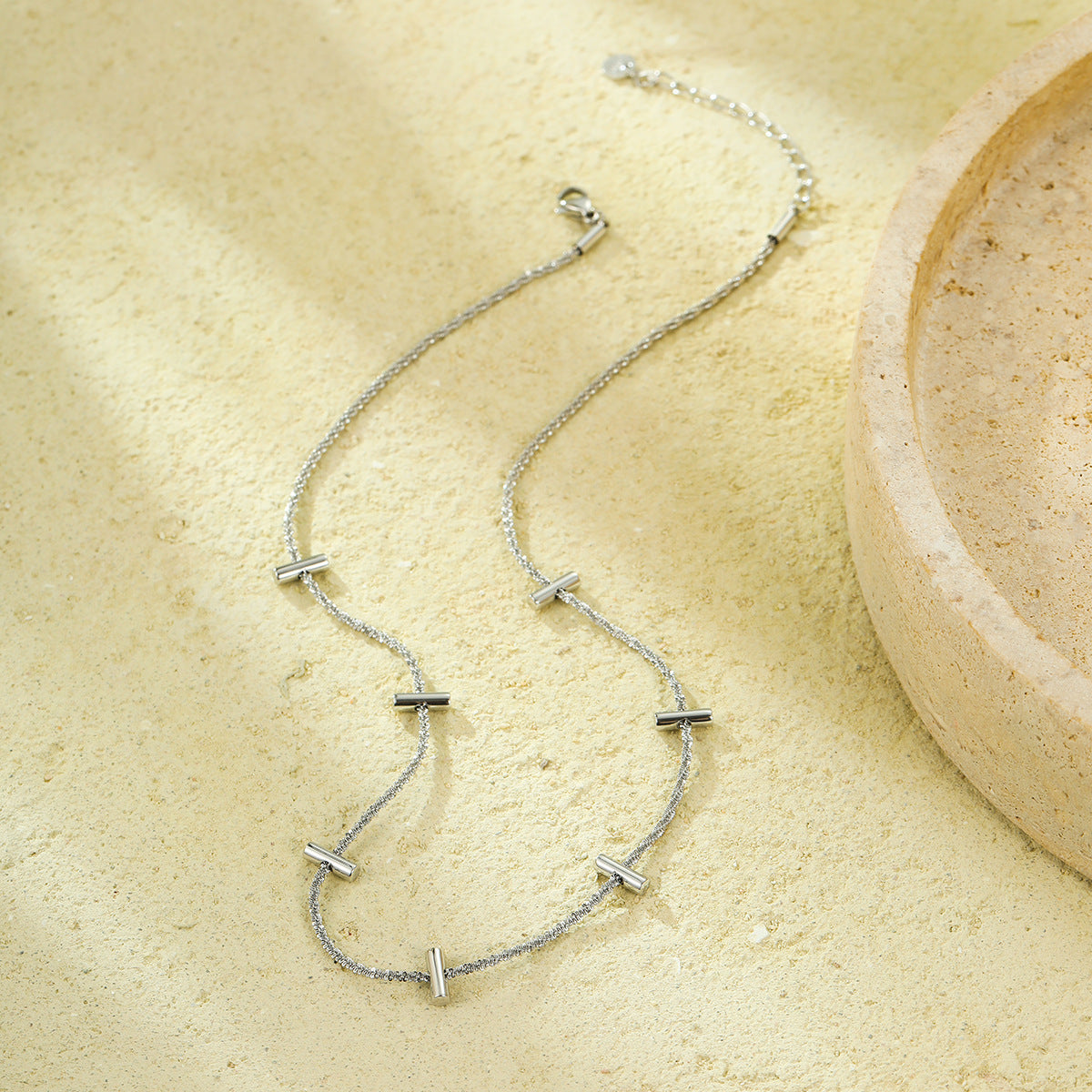 Collar Minimalista de Acero Titanio Bañado en Oro con Barra Delicada para Mujer con Estilo de Cadena de Clavícula