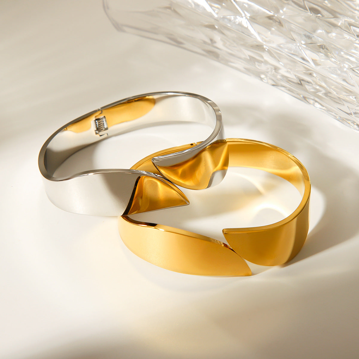 Bracciale rigido aperto minimalista da donna in acciaio inossidabile a larghezza ampia con finitura lucida
