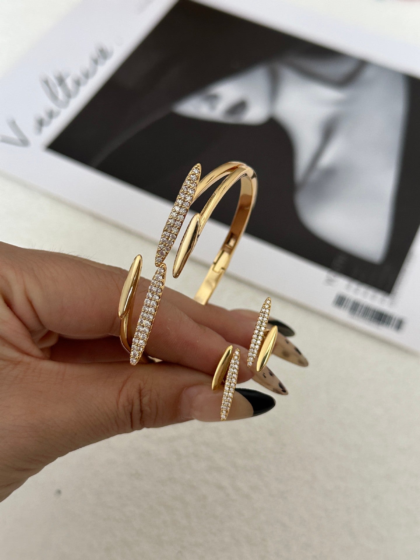 Braccialetto da donna in ottone placcato con intarsio di strass a cuore geometrico, elegante e lussuoso