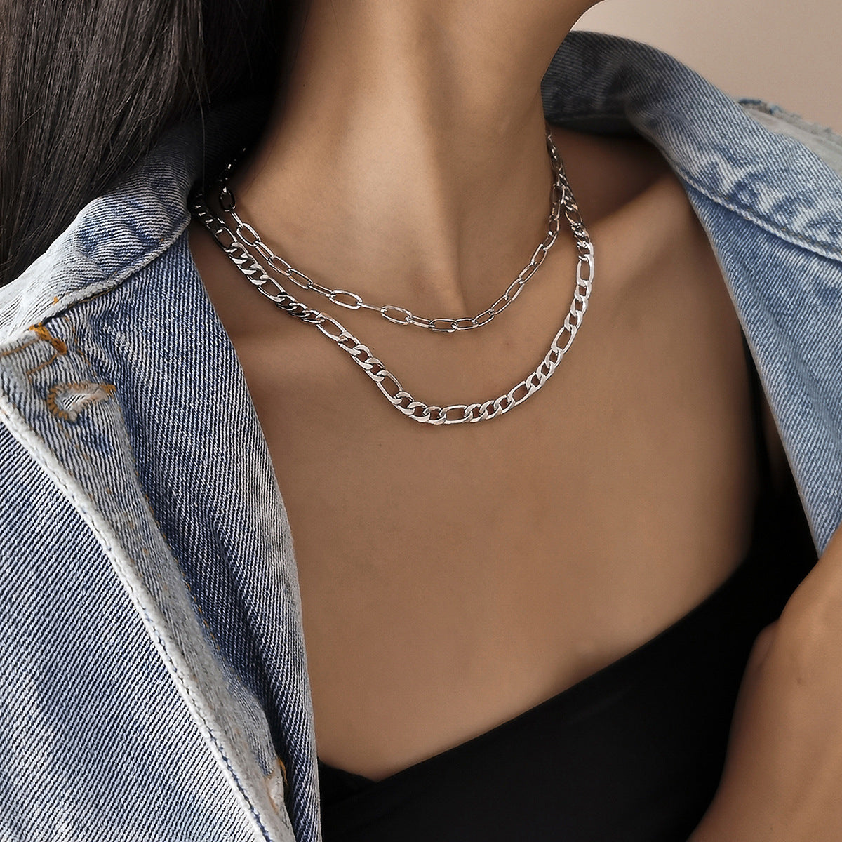Collana Pendente Geometrica Minimalista da Donna con Catena a Croce, in Ferro Elettroplaccato, Leggera e Versatile