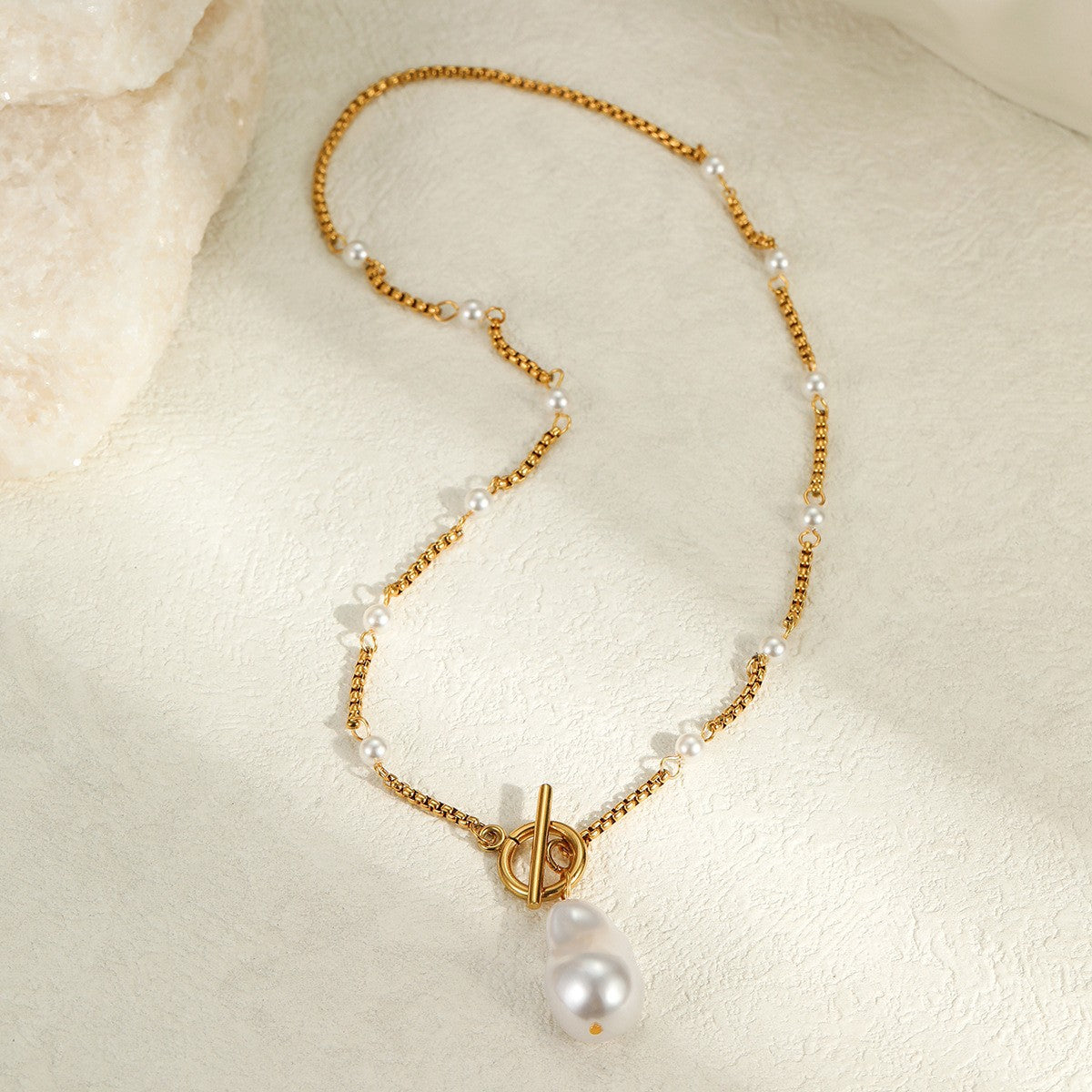 Collana pendente geometrica da donna alla moda in stile barocco, in acciaio al titanio placcato oro