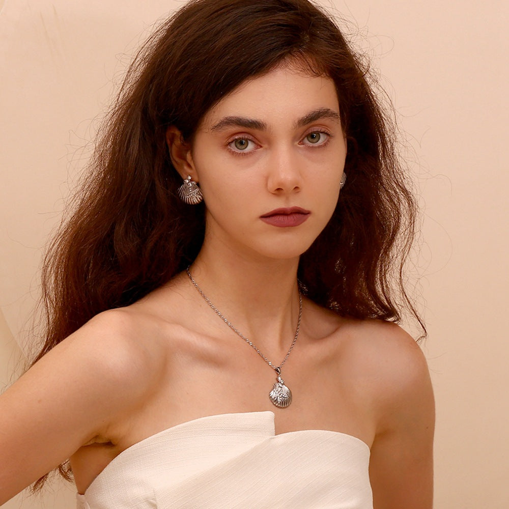 Fashionable Bow Knot Pendant Necklace for Women Stainless Steel Base with 18K Gold Plating Featuring Scallop Shell and Starfish Inlay Design