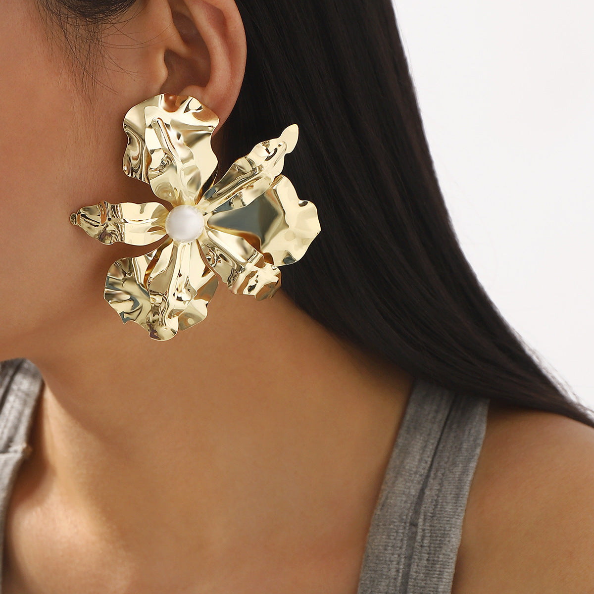 Pendientes de aleación con diseño floral exagerado para mujer, con incrustaciones de perlas de imitación y acabado chapado.