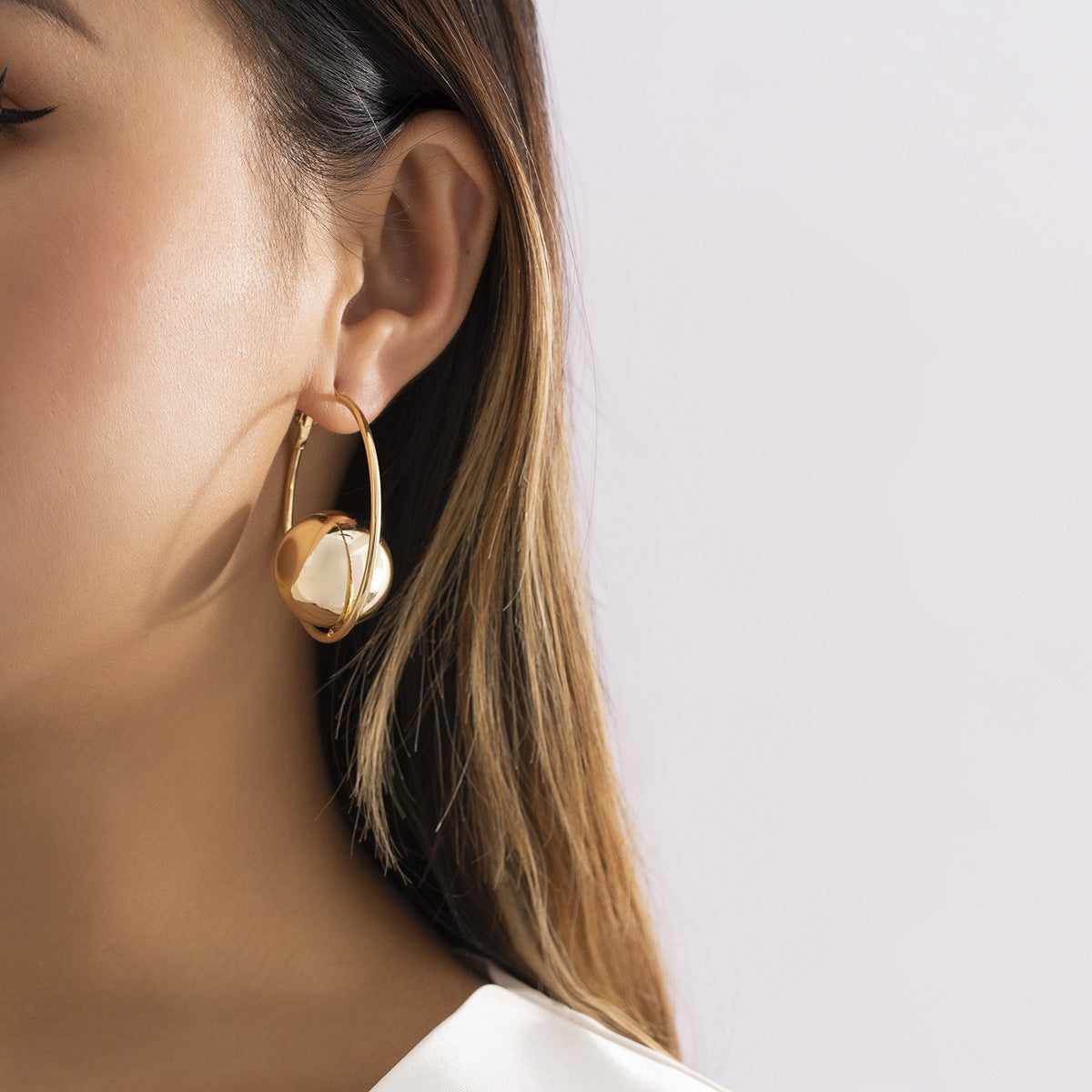 Pendientes minimalistas de tuerca con círculo geométrico hueco de metal chapado para mujer