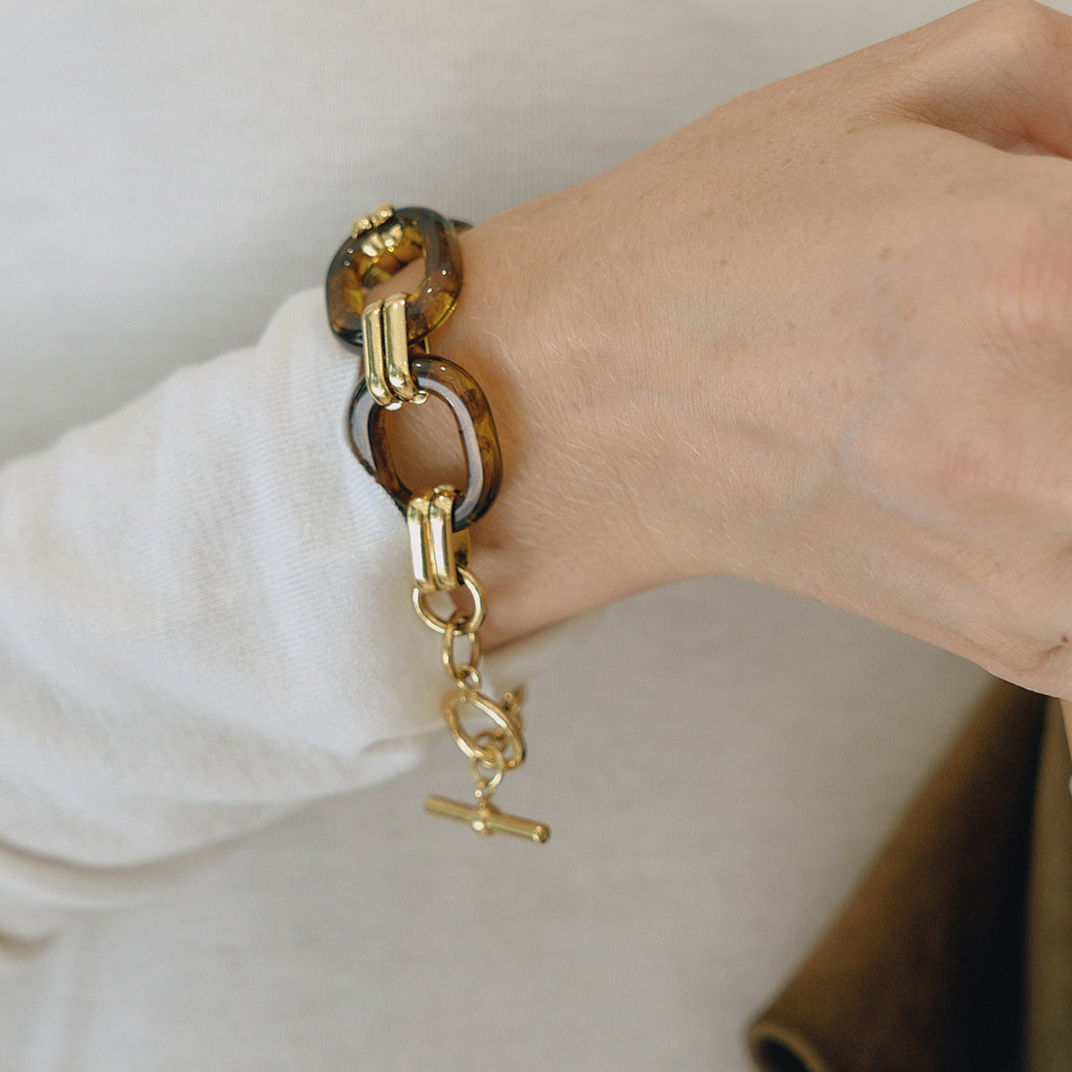 Pulsera minimalista geométrica de resina ámbar con cierre OT en acero de titanio con baño para mujer