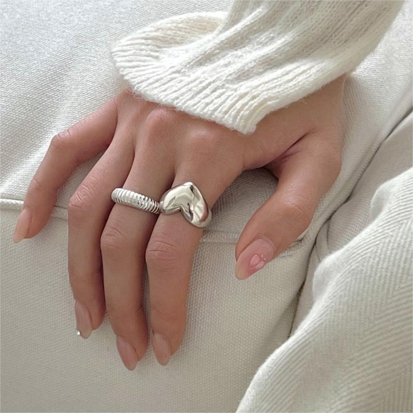 Anello Minimalista a Forma di Cuore in Argento Sterling 925 con Dettagli a Grana Quadrata Smussata e Finitura Placcata