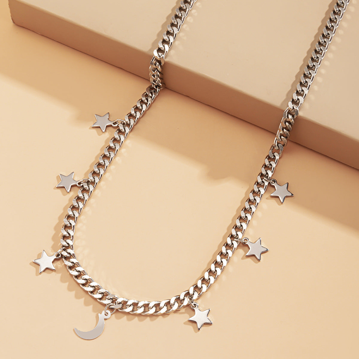 Collana con ciondolo a stella e luna minimalista con nappe per donna, design geometrico in lega con finitura elettrodeposita su catena a croce
