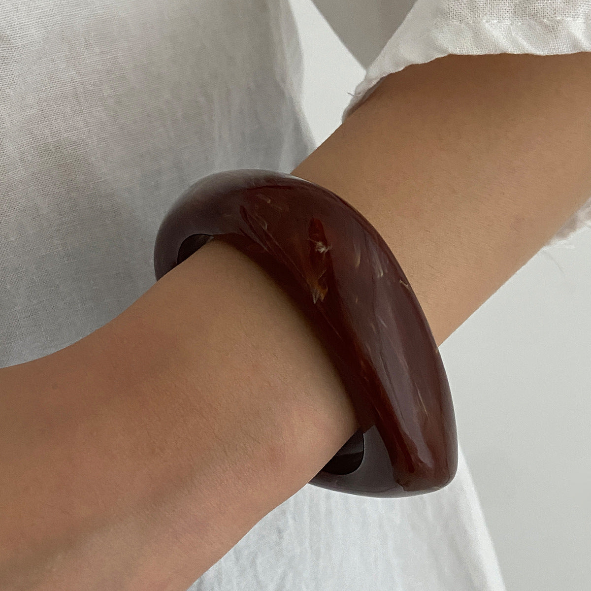 Bracciale rigido aperto minimalista in resina a forma di C con design geometrico irregolare per donna
