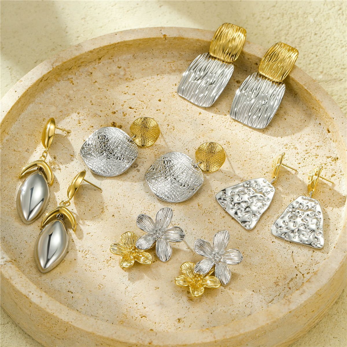 Orecchini pendenti vintage in acciaio inossidabile placcati oro 18 carati a forma di petalo con texture martellata di ispirazione francese