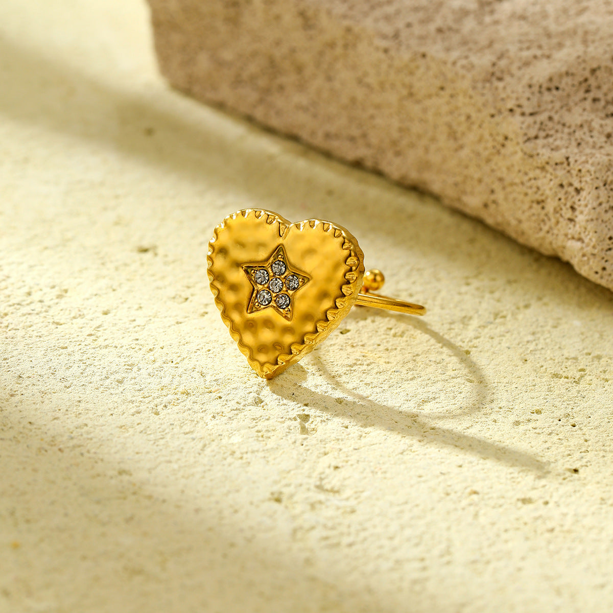 Anello da donna in acciaio al titanio, regolabile, intarsiato con strass a forma di cuore, stile lussuoso, con finitura placcata