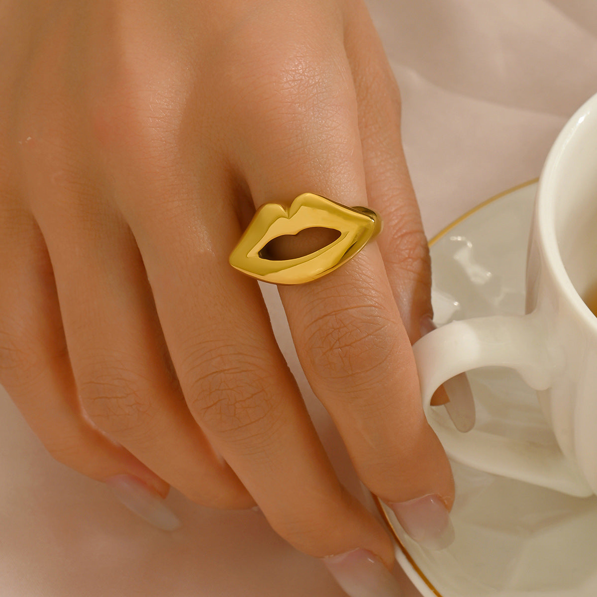 Anillo Abierto Geométrico con Forma de Labios para Mujer en Aleación de Zinc con Acabado Chapado