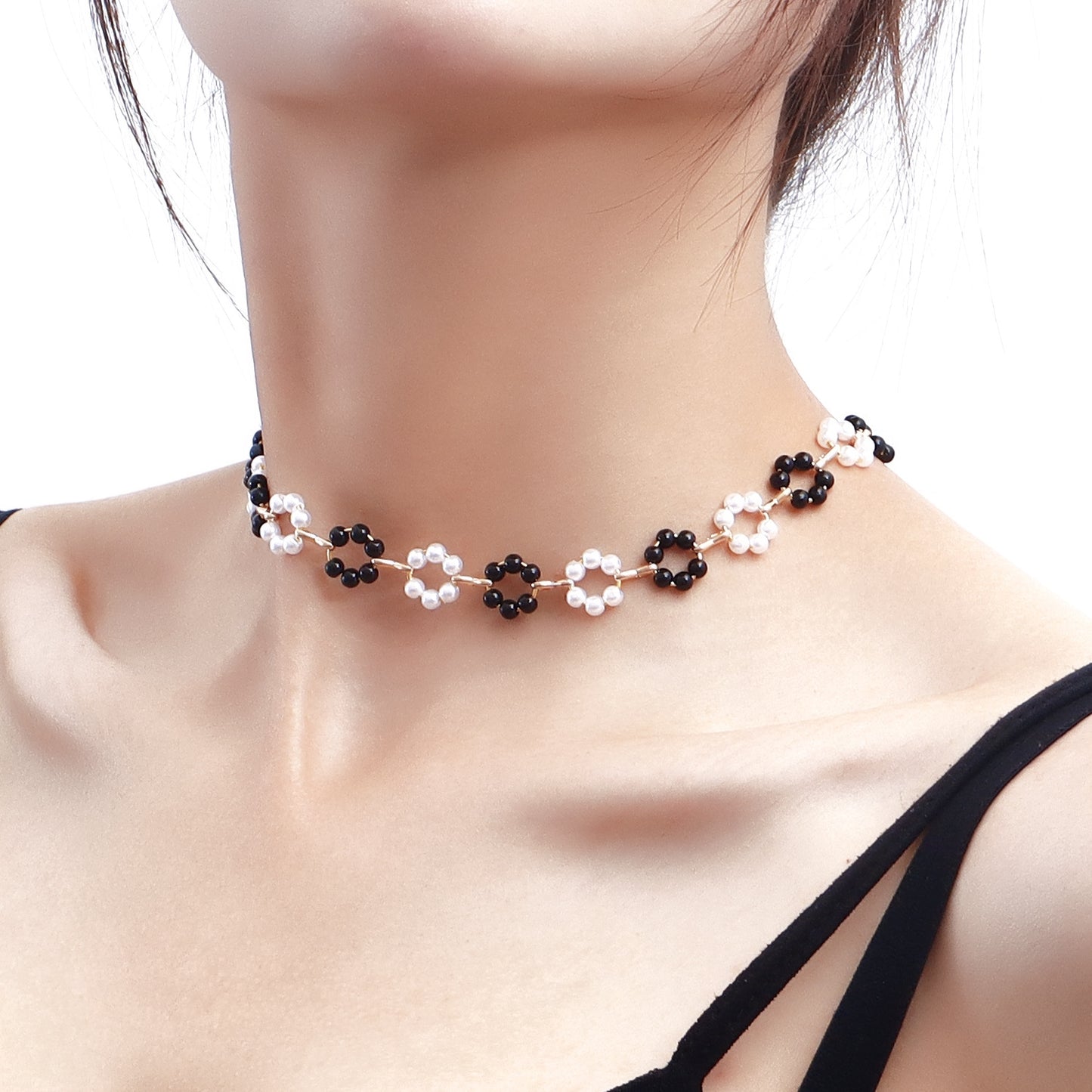 Minimalist Daisy Pendant Necklace for Women with Black and White Gradient Design, Alloy Chain, Electroplated Finish, Single-Layer Beach Style Jewelry