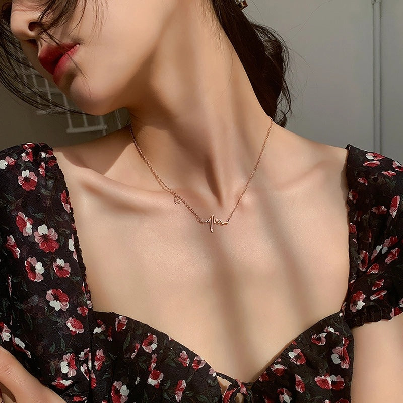 Collana con ciondolo geometrico a battito cardiaco ECG dal design originale da donna in acciaio al titanio con finitura placcata