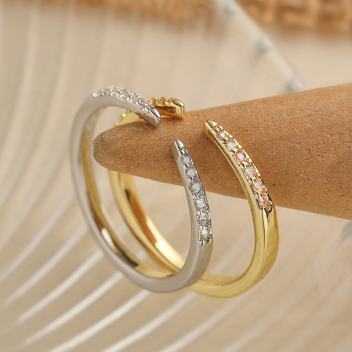 Anello Aperto Geometrico Minimalista da Donna in Rame Placcato Oro 18K con Intarsio di Zirconi