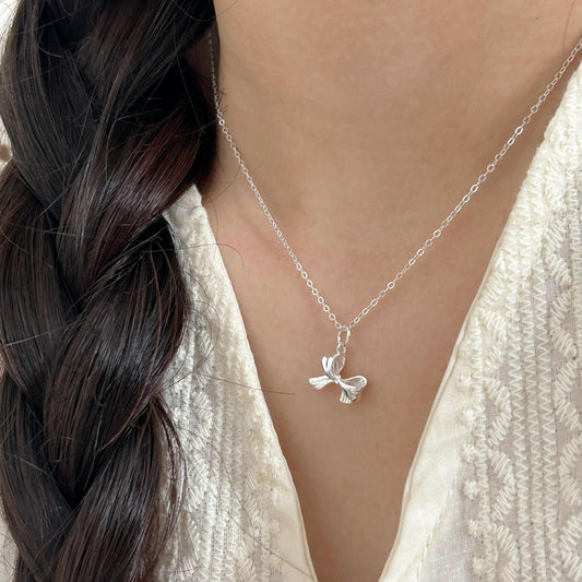 Collar con colgante de nudo de lazo minimalista en plata de ley 925 con acabado chapado en cadena cruzada